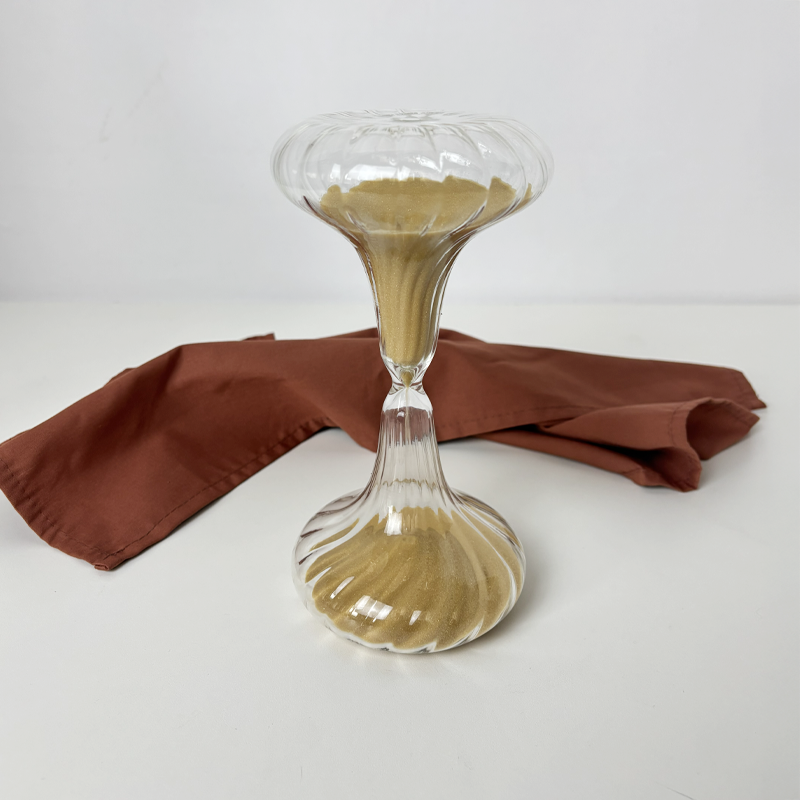 Ampulheta decorativa Tempo Dourado em vidro e areia Casa Pitaya